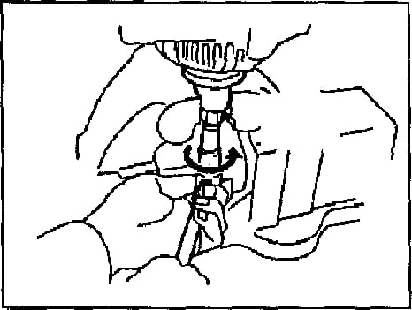 в) Для того, чтобы отвернуть гайку крепления шкива, поверните спецприспособление "А" в направлении, показанном на рисунке.